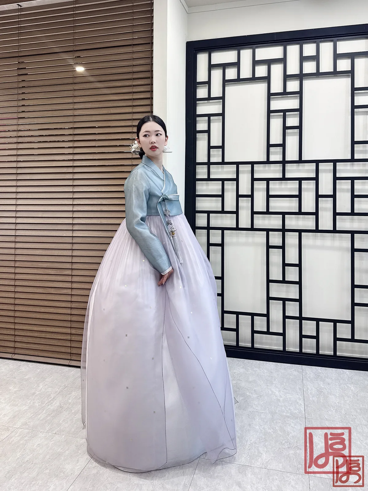 은은한 청회색 저고리와 풍성한 연보라 치마로 완성된 혼주한복