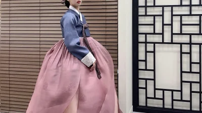 회청색 저고리와 볼륨감 있는 자주빛 치마가 우아한 혼주한복