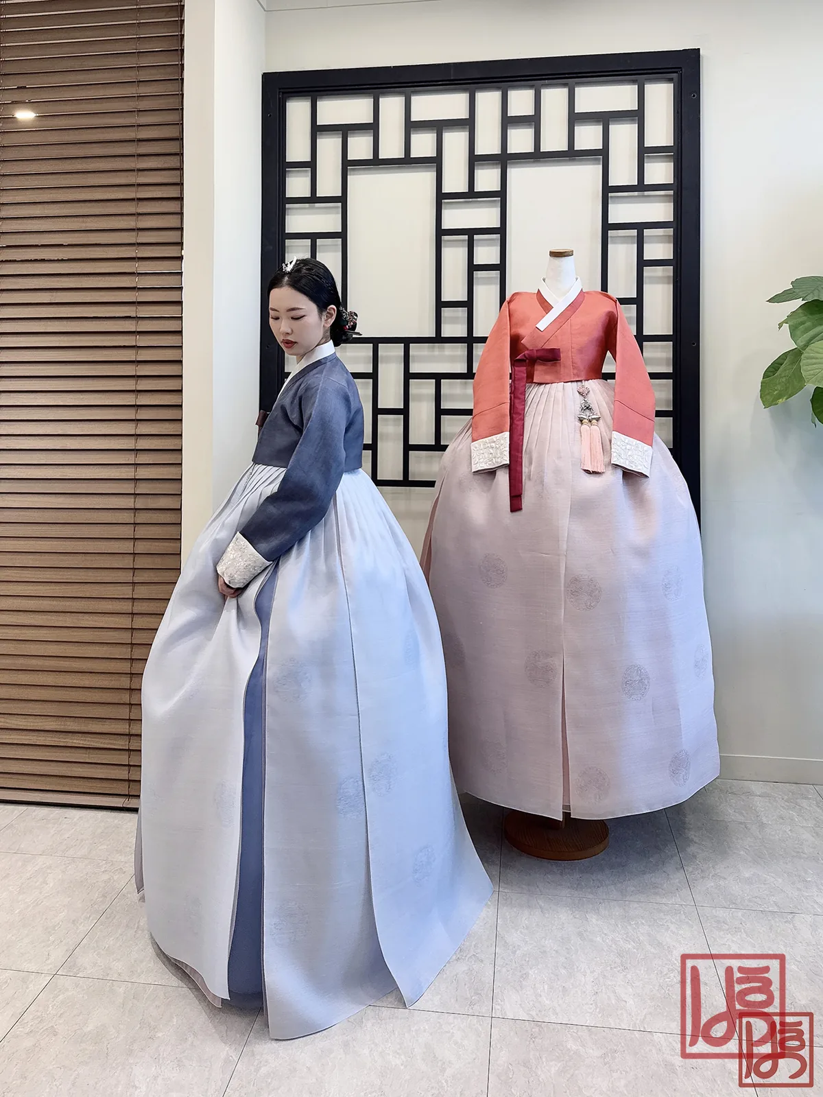 회청색 저고리와 은회색 치마로 단아하게 완성한 혼주 한복