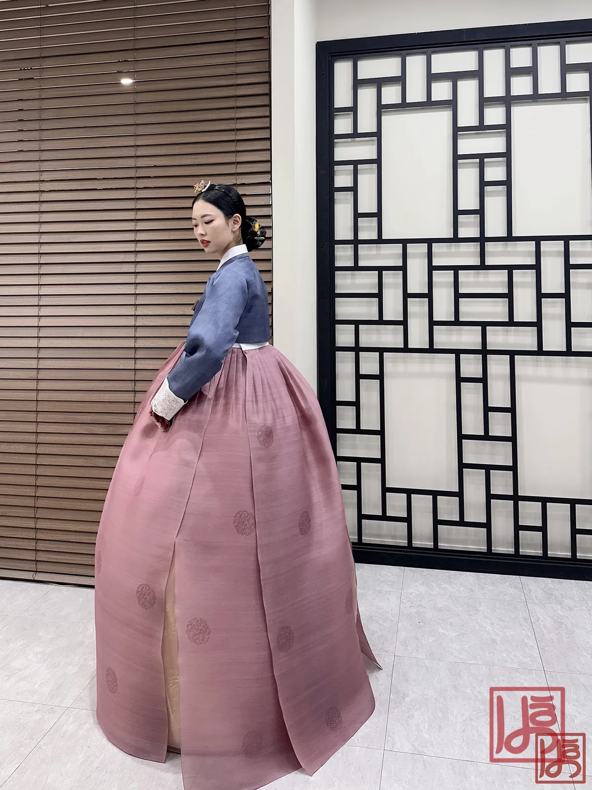 회청색 저고리와 자주빛 화문 볼륨 치마로 구성된 혼주 한복