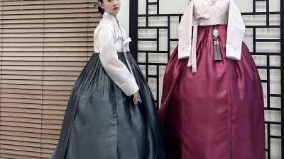 흰 저고리와 은회색 치마가 우아하게 어우러진 여성 혼주 한복