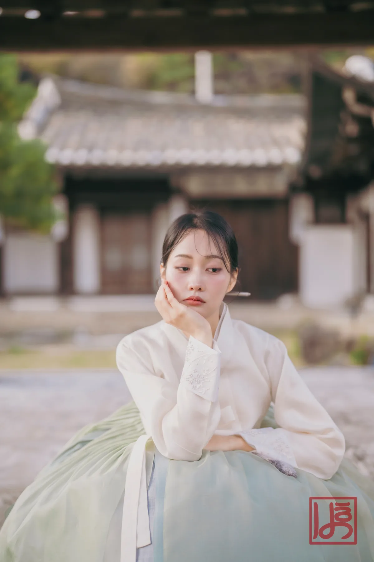 아이보리 저고리와 연둣빛 치마가 어우러진 한복