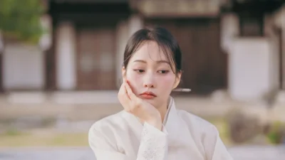 아이보리 저고리와 연둣빛 치마가 어우러진 여성 한복