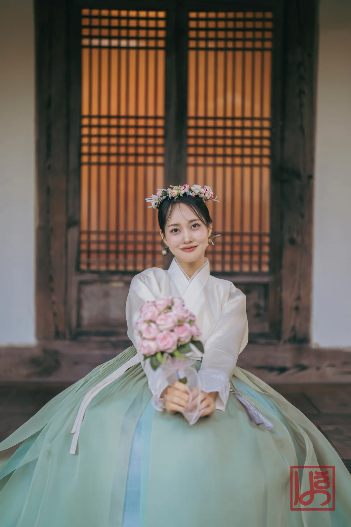 아이보리 저고리와 민트빛 치마가 우아하게 어우러진 개량한복