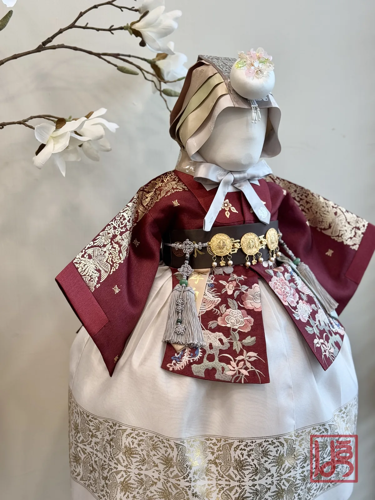 봉황과 모란 자수의 자주색 당의와 아이보리 치마로 구성된 돌한복