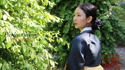 짙은 남색 저고리와 아이보리 치마가 우아하게 어우러진 혼주 한복