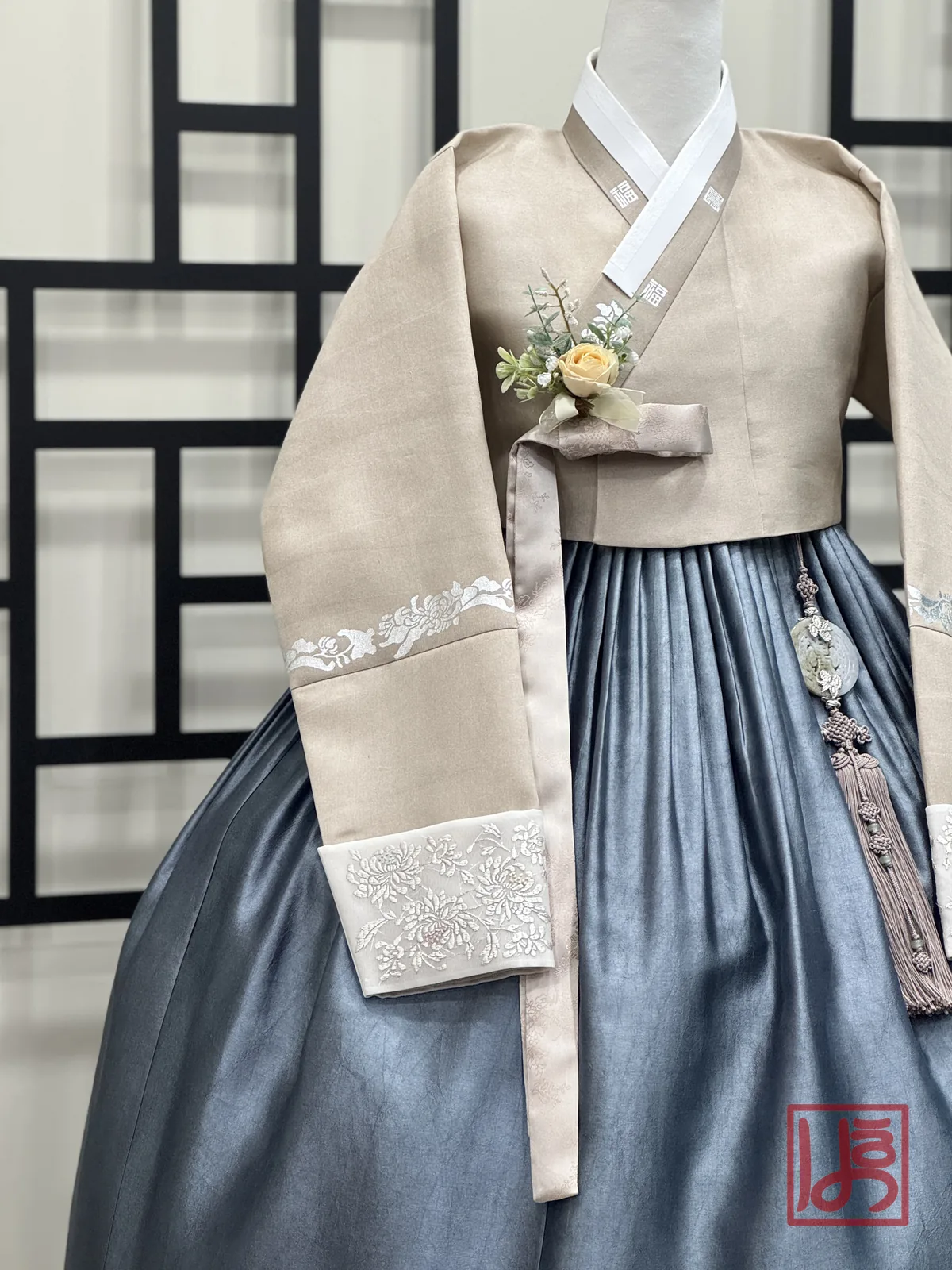 국화 자수 소매와 은은한 그레이 치마가 조화로운 혼주 한복