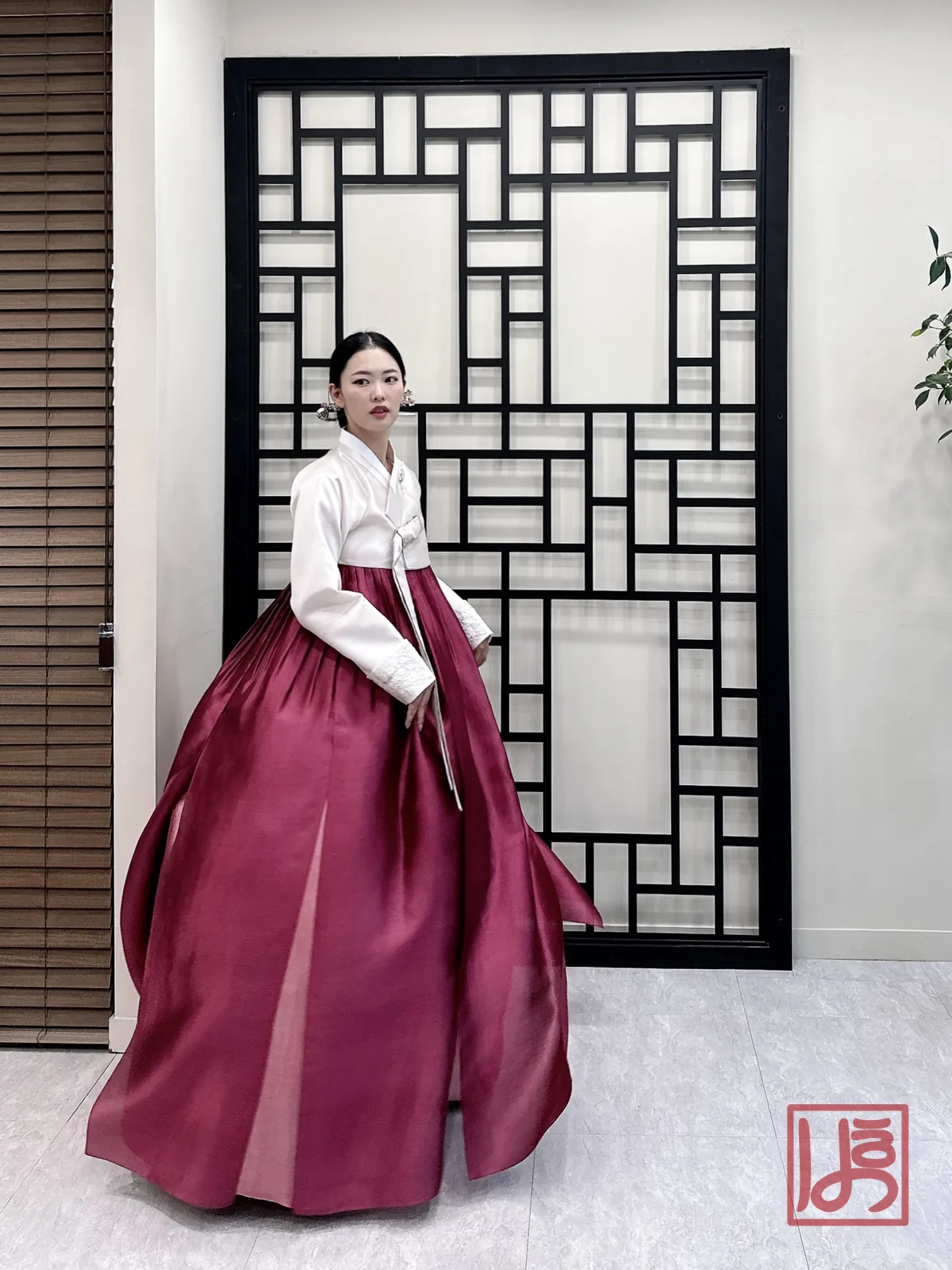 아이보리 저고리와 풍성한 자주빛 치마가 우아한 혼주한복