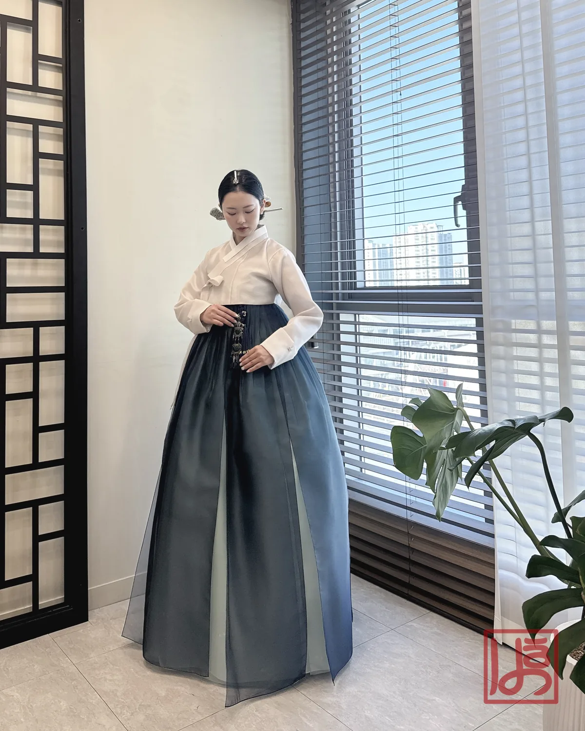 아이보리 저고리와 남색 톤 치마가 우아하게 어우러진 혼주 한복