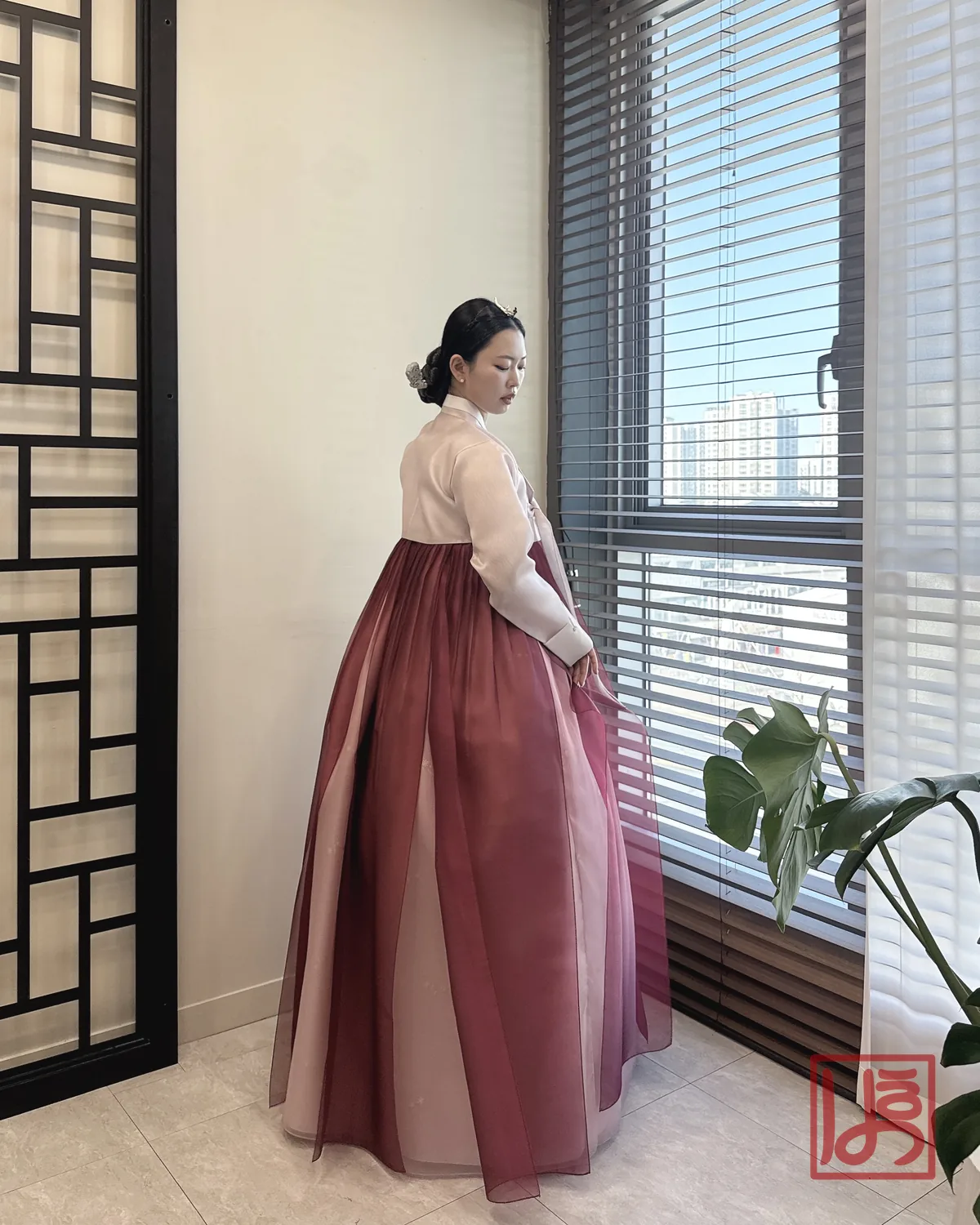 연분홍 저고리와 자주빛 그러데이션 치마가 우아한 혼주 한복